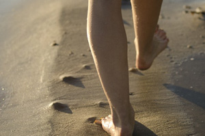 素足でビーチを散歩する