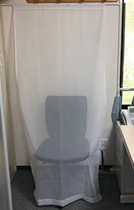 のれんの向こうの椅子が透ける